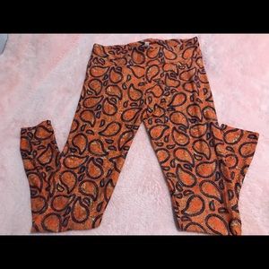 Paisley print leggings.
